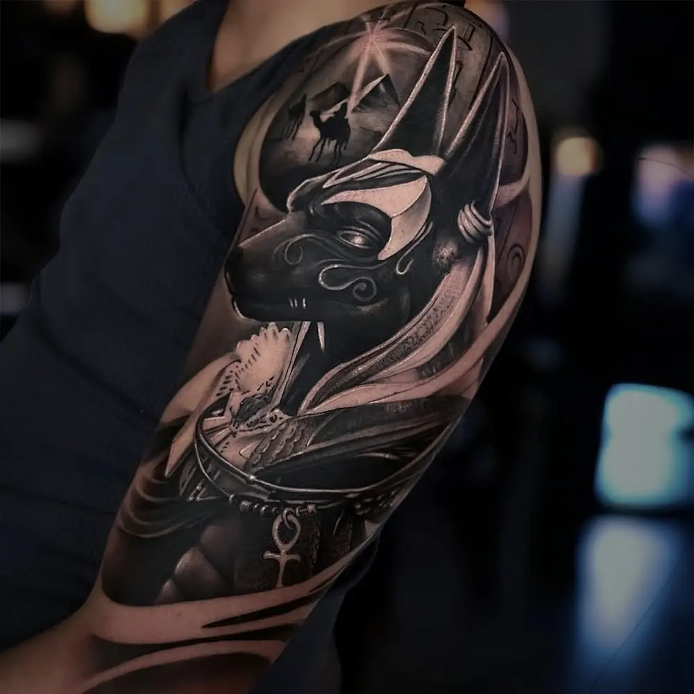 Tatuaje egipcio en blanco y negro, hecho en Cartagena
