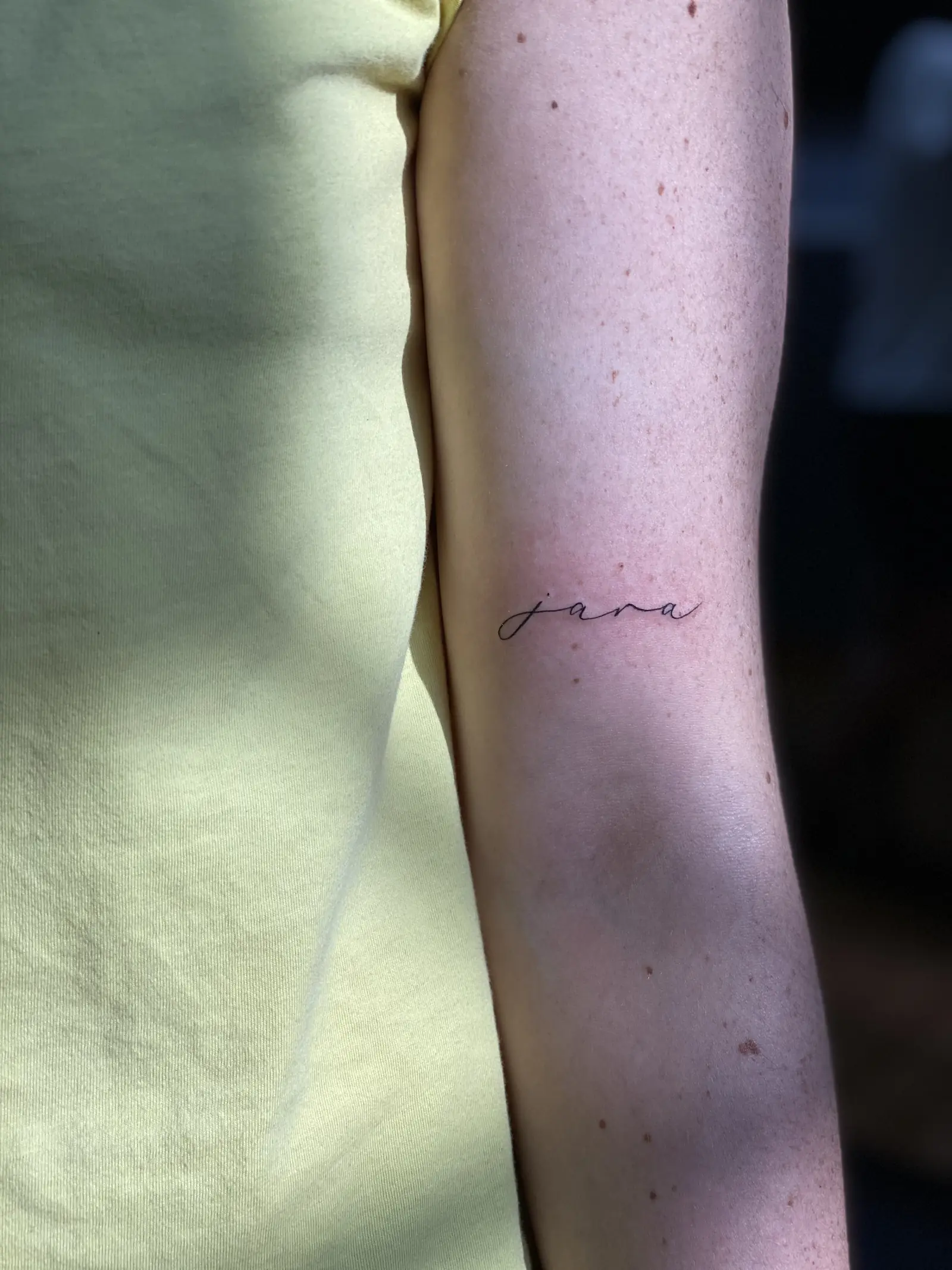 Tatuaje fine line de un nombre, hecho en Cartagena