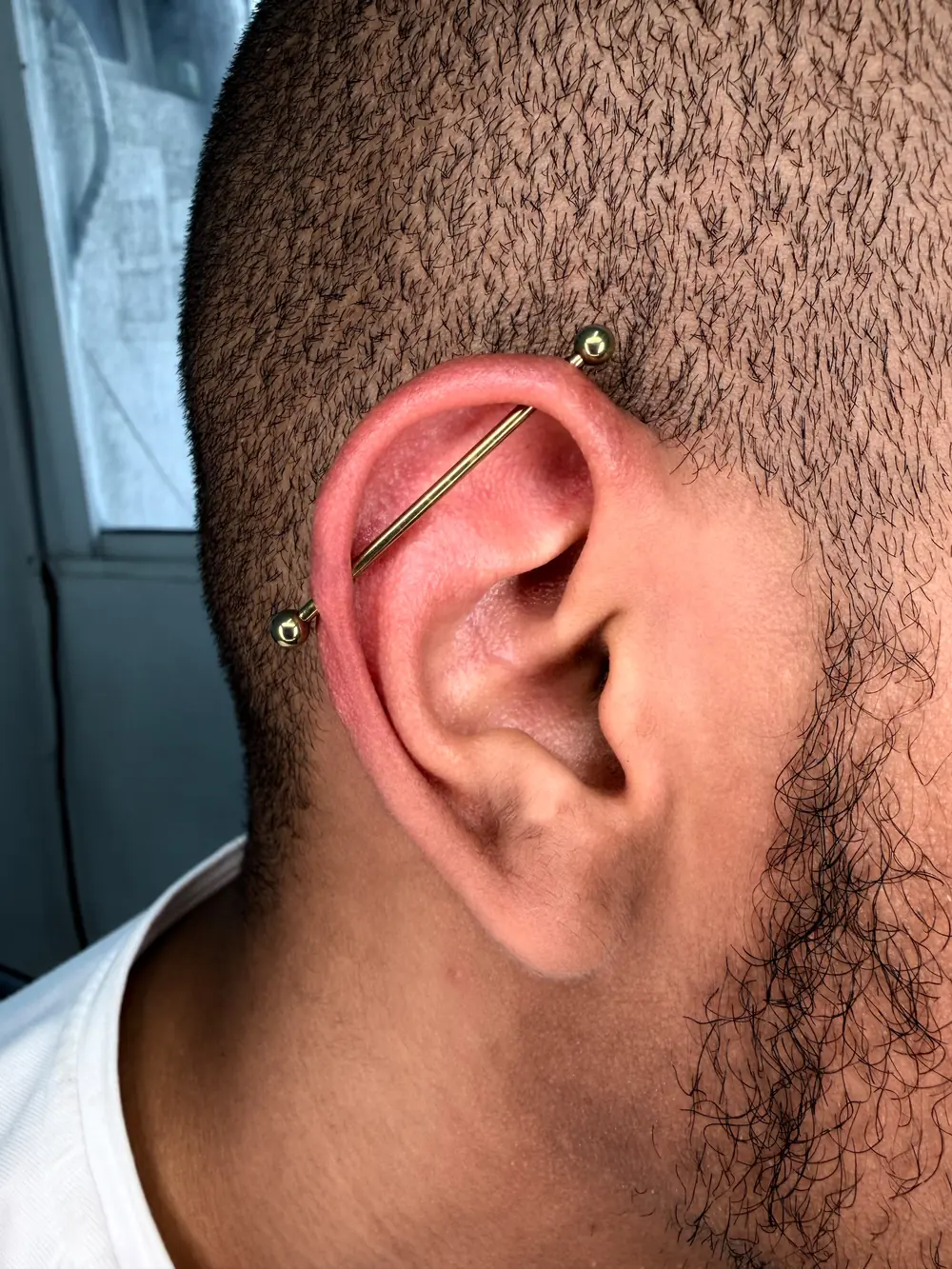 Piercing industrial de titanio hecho por Julio Ruiz