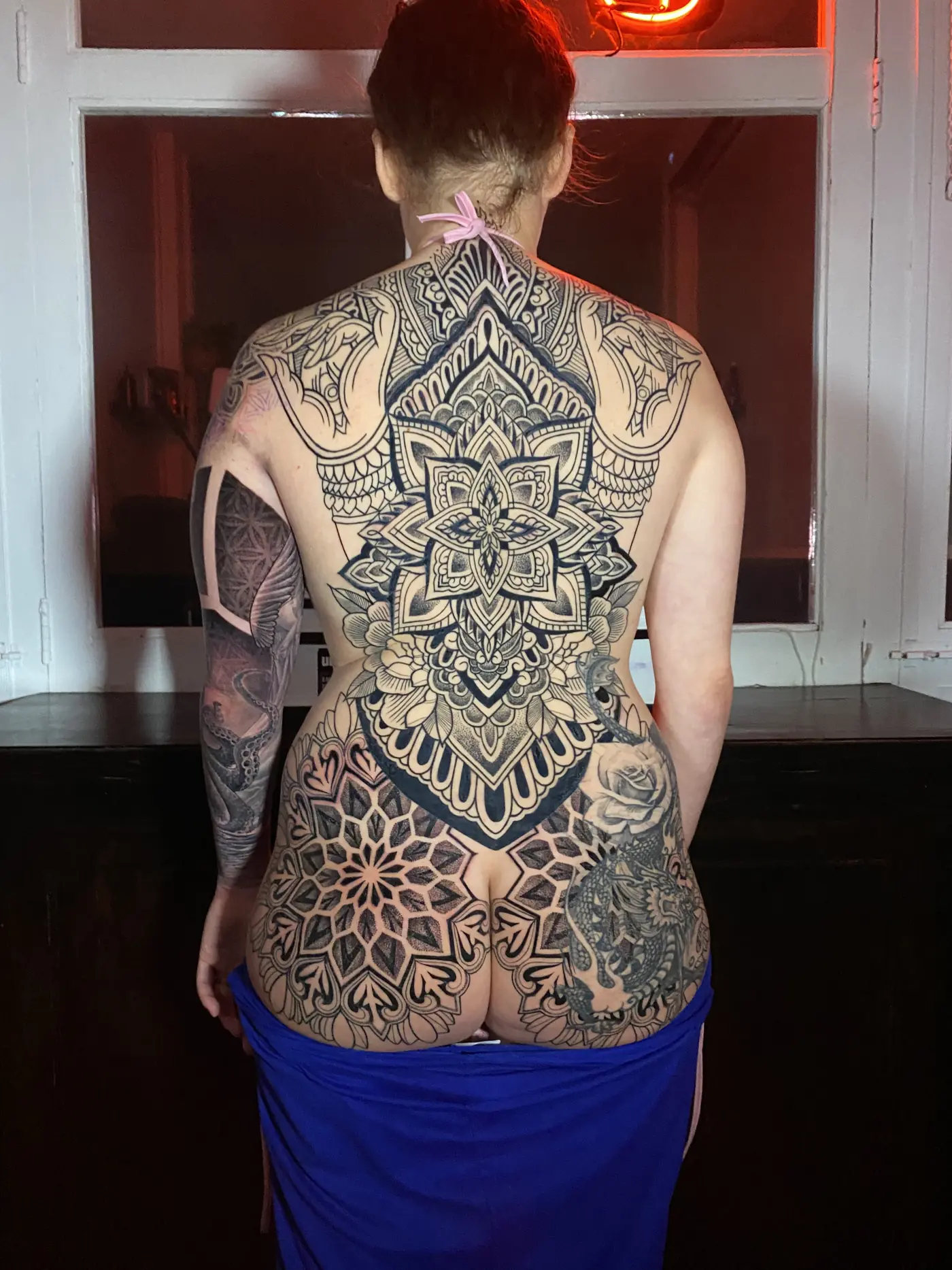 Gran tatuaje ornamental negro de mandalas en la espalda completa, hecho en Cartagena
