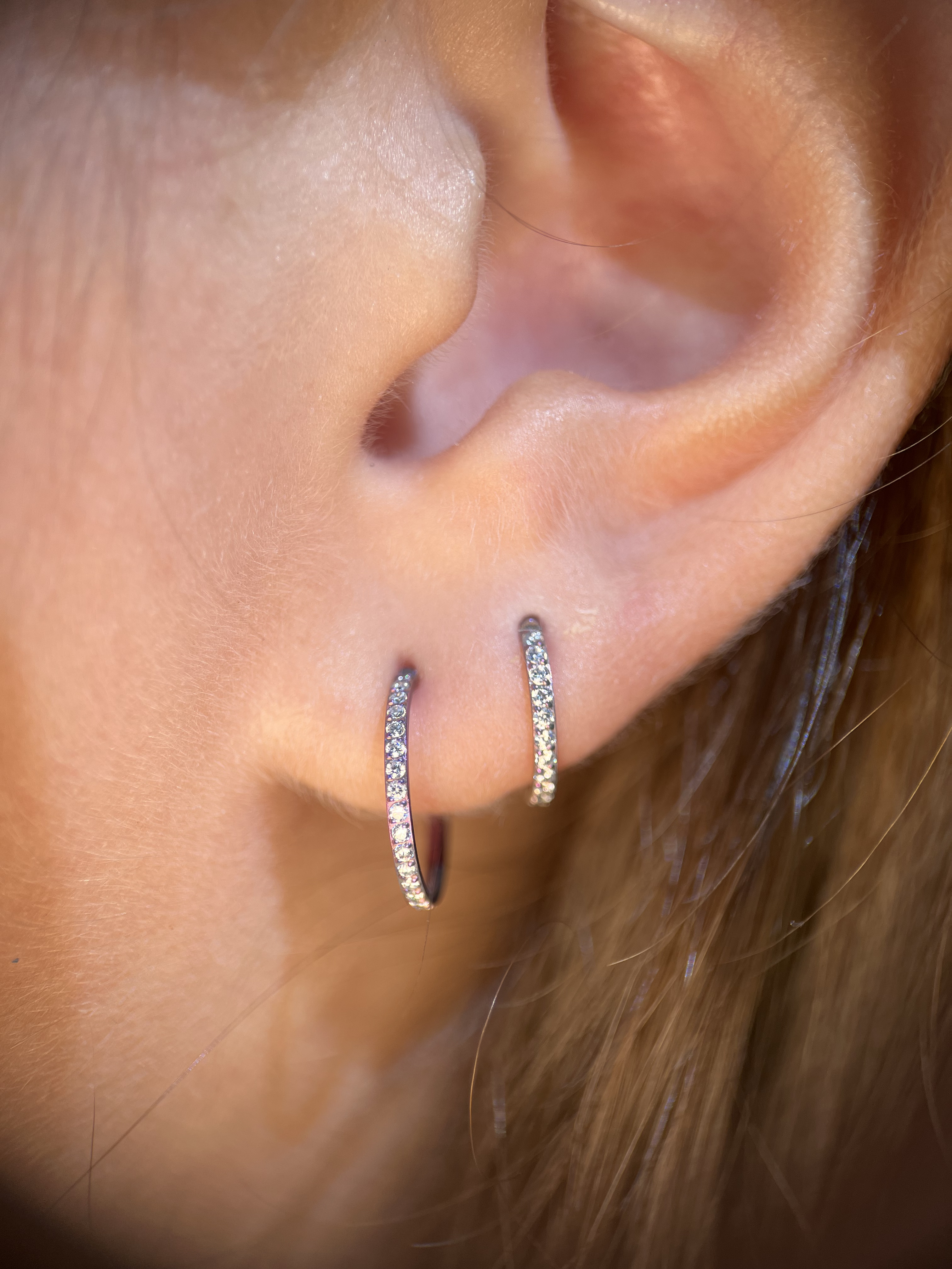 Lobe piercing with titanium jewelry reference